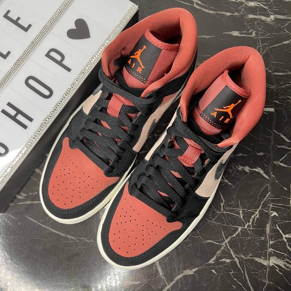 Jordan Retro 1 - Picture 2 of 4